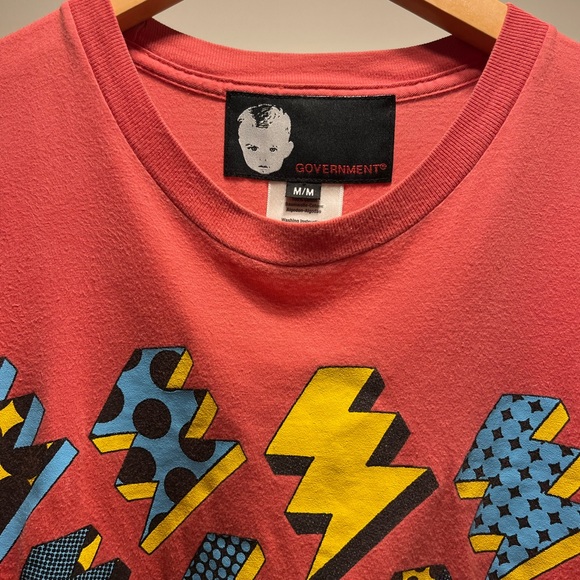 Government Tee with graphic lightning bolts; mens medium - Picture 2 of 4